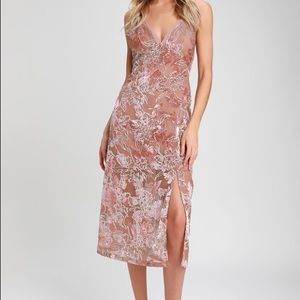 Lulus’s Mauve Velvet Floral Midi Dress